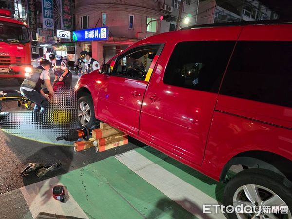 ▲高雄市大寮區鳳林四路發生車禍，有人受困。警消前往救援 。（圖／記者吳奕靖翻攝）