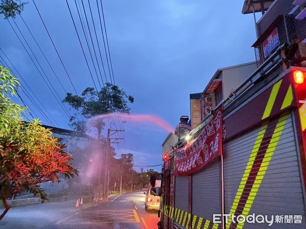 ▲▼颱風天高雄驚傳變電箱爆炸，電線冒火。（圖／記者賴文萱翻攝）