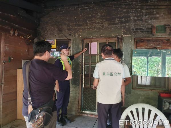 ▲強颱「康芮」來勢洶洶，台南市東山區公所災害應變中心動員，通知轄區內土石流警戒區的住戶61人進行預防性疏散撤離。（圖／記者林東良翻攝，下同）