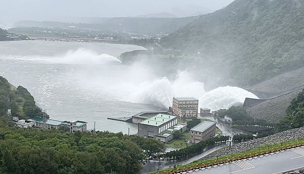 ▲康芮颱風為石門水庫上游集水區帶來豪雨，北水分署今天上午8時許開啟溢洪道洩洪。（圖／北水分署提供）