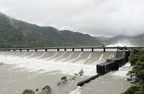 ▲康芮颱風為石門水庫帶來豪雨，北水分署石門水庫後池堰溢流狀況。（圖／北水分署提供）