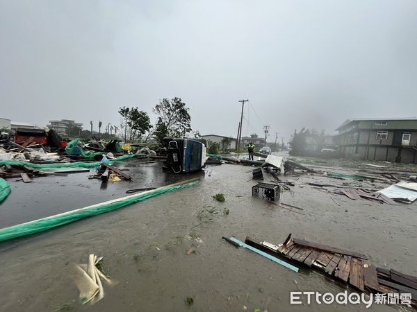 ▲▼康芮颱風強襲花蓮，吉安鄉南海五街2根電線桿被吹倒             。（圖／花蓮縣消防局提供）