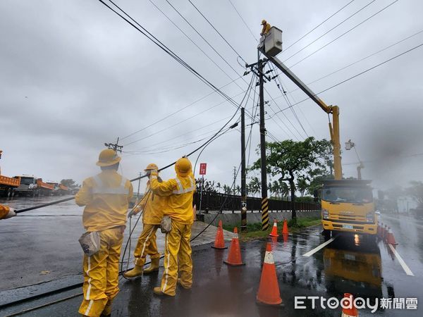 ▲台南市學甲區出現10級強風，造成349戶停電，目前台電台南區處派員冒強風搶修，目前仍搶修中，預計中午前可復電。（圖／記者林東良翻攝，下同）