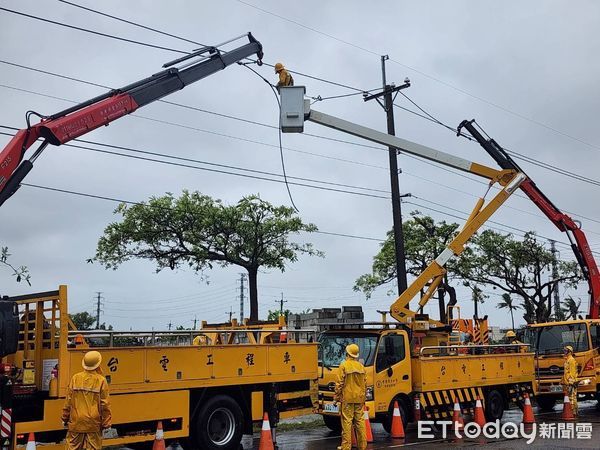 ▲台南市學甲區出現10級強風，造成349戶停電，目前台電台南區處派員冒強風搶修，目前仍搶修中，預計中午前可復電。（圖／記者林東良翻攝，下同）