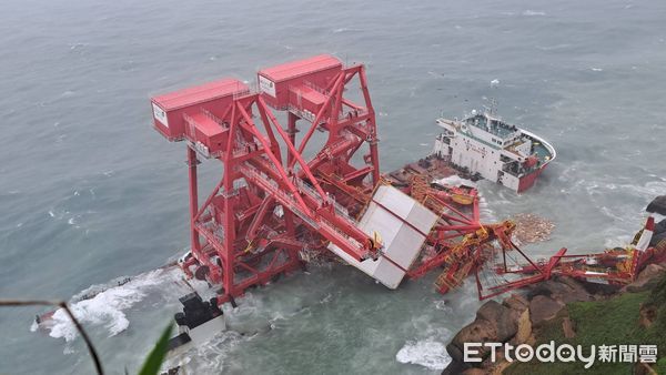 ▲▼      貨輪擱淺野柳海域 侯友宜：若漏油釀污染最高罰3000萬       。（圖／記者郭世賢翻攝）