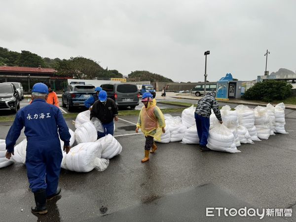 ▲▼      貨輪擱淺野柳海域 侯友宜：若漏油釀污染最高罰3000萬       。（圖／記者郭世賢翻攝）