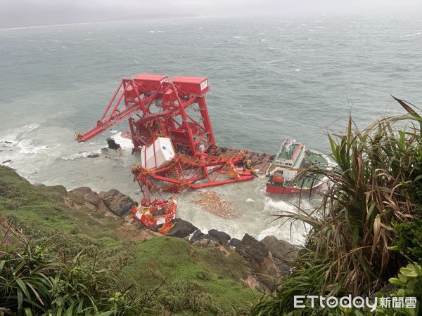 ▲▼  陸籍貨輪擱淺野柳海域    。（圖／新北市政府環保局提供）