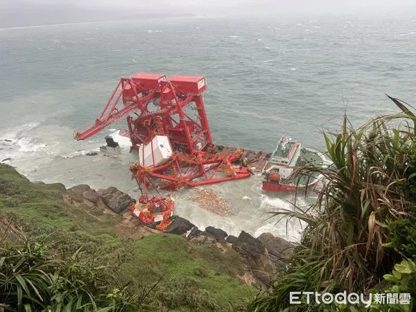 ▲▼  陸籍貨輪擱淺野柳海域    。（圖／新北市政府環保局提供）