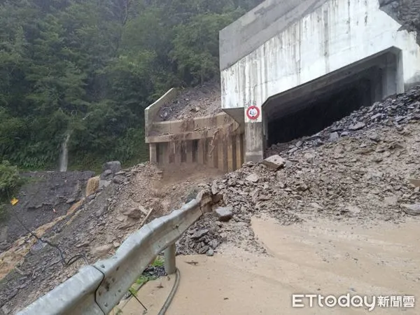 ▲▼中橫台8線96K發生土石流，道路中斷                。（圖／記者李陳信得翻攝）