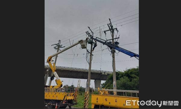 ▲台中海線傳出3000多戶停電，台電人員冒著風雨搶修。（圖／記者游瓊華攝）