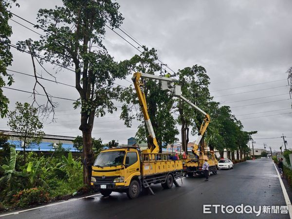 ▲▼高雄輕軌、公車停駛，833戶停電。圖／記者賴文萱翻攝）