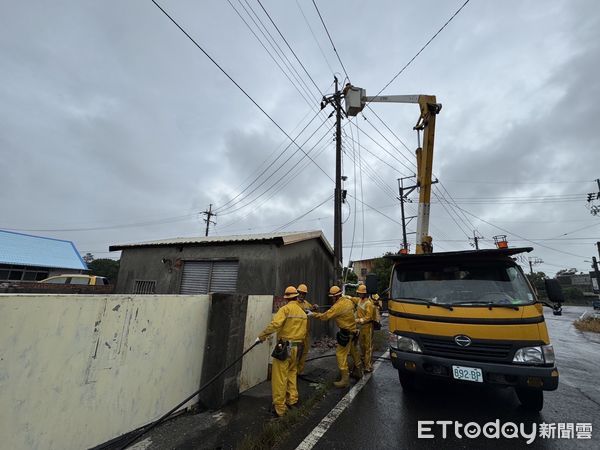 ▲▼ 強颱「康芮」造成嘉義地區14,825戶停電 經台電積極搶修尚餘8,307戶仍停電中   。（圖／台電嘉義區處提供）