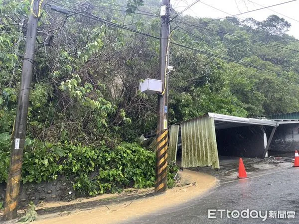 ▲康芮颱風來襲汐止汐萬路一鐵皮車棚遭壓毀。（圖／記者張君豪翻攝）