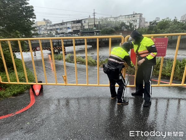 ▲▼北濱外環地下道積水緊急封路。（圖／花蓮警分局提供，下同）