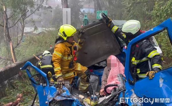 ▲▼    合歡山台14甲線路樹砸車，1人命危送醫搶救         。（圖／記者高堂堯翻攝）