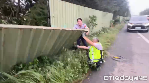 ▲▼雲林海線吹12級陣風，麥寮長庚醫院警衛外出巡視遭強風吹倒             。（圖／記者王悉宇攝）