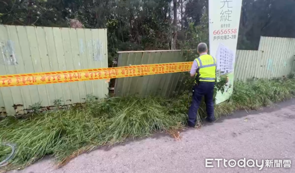 ▲▼雲林海線吹12級陣風，麥寮長庚醫院警衛外出巡視遭強風吹倒             。（圖／記者王悉宇攝）