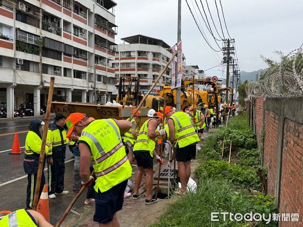 ▲▼澳洲猛男消防員高雄參訪強碰康芮　露粗壯手臂清水溝！養眼畫面曝。（圖／記者賴文萱翻攝）