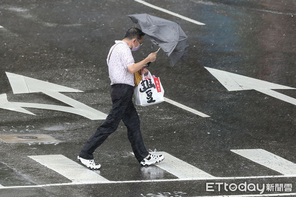 ▲▼康芮颱風暴風圈籠罩台灣,今日全台皆放颱風假，北市街頭午後風雨漸強。天氣,行人,路人,雷雨,大雨,大雷雨,下雨,雨天,豪大雨,午後雷陣雨,梅雨,降雨,氣象,豪雨,西南氣流,颱風外圍環流,滯留鋒面,撐傘,雨傘,陰雨綿綿,潮濕,濕度,熱對流,天氣配圖。（圖／記者李毓康攝）