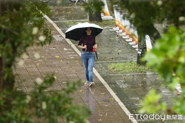 ▲▼康芮颱風暴風圈籠罩台灣,今日全台皆放颱風假，北市街頭午後風雨漸強。天氣,行人,路人,雷雨,大雨,大雷雨,下雨,雨天,豪大雨,午後雷陣雨,梅雨,降雨,氣象,豪雨,西南氣流,颱風外圍環流,滯留鋒面,撐傘,雨傘,陰雨綿綿,潮濕,濕度,熱對流,天氣配圖。（圖／記者李毓康攝）