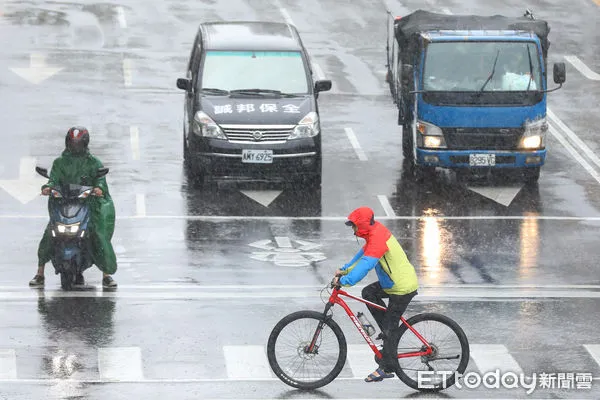 ▲▼康芮颱風暴風圈籠罩台灣,今日全台皆放颱風假，北市街頭午後風雨漸強。天氣,行人,路人,雷雨,大雨,大雷雨,下雨,雨天,豪大雨,午後雷陣雨,梅雨,降雨,氣象,豪雨,西南氣流,颱風外圍環流,滯留鋒面,撐傘,雨傘,陰雨綿綿,潮濕,濕度,熱對流,天氣配圖。（圖／記者李毓康攝）