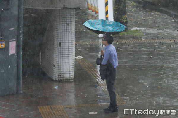 ▲▼康芮颱風暴風圈籠罩台灣,今日全台皆放颱風假，北市街頭午後風雨漸強。天氣,行人,路人,雷雨,大雨,大雷雨,下雨,雨天,豪大雨,午後雷陣雨,梅雨,降雨,氣象,豪雨,西南氣流,颱風外圍環流,滯留鋒面,撐傘,雨傘,陰雨綿綿,潮濕,濕度,熱對流,天氣配圖。（圖／記者李毓康攝）