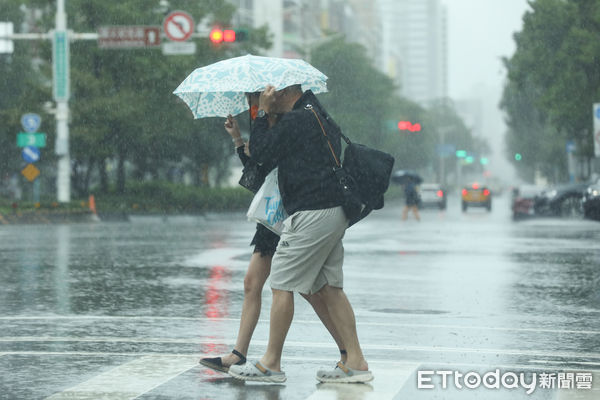 ▲▼康芮颱風暴風圈籠罩台灣,今日全台皆放颱風假，北市街頭午後風雨漸強。天氣,行人,路人,雷雨,大雨,大雷雨,下雨,雨天,豪大雨,午後雷陣雨,梅雨,降雨,氣象,豪雨,西南氣流,颱風外圍環流,滯留鋒面,撐傘,雨傘,陰雨綿綿,潮濕,濕度,熱對流,天氣配圖。（圖／記者李毓康攝）