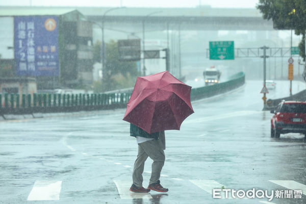 ▲▼康芮颱風暴風圈籠罩台灣,今日全台皆放颱風假，北市街頭午後風雨漸強。天氣,行人,路人,雷雨,大雨,大雷雨,下雨,雨天,豪大雨,午後雷陣雨,梅雨,降雨,氣象,豪雨,西南氣流,颱風外圍環流,滯留鋒面,撐傘,雨傘,陰雨綿綿,潮濕,濕度,熱對流,天氣配圖。（圖／記者李毓康攝）