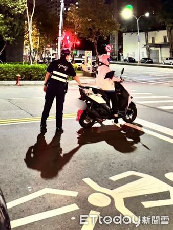 ▲▼康芮7級強風吹倒女騎士慘壓車底，台中警即刻救援。（圖／民眾提供，下同）