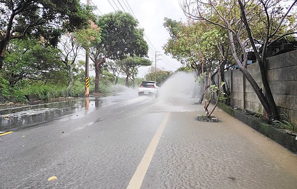 ▲桃園市楊梅區員本里民有路二段因大雨造成水溝阻塞，造成路面嚴重積水。（圖／市府養工處提供）