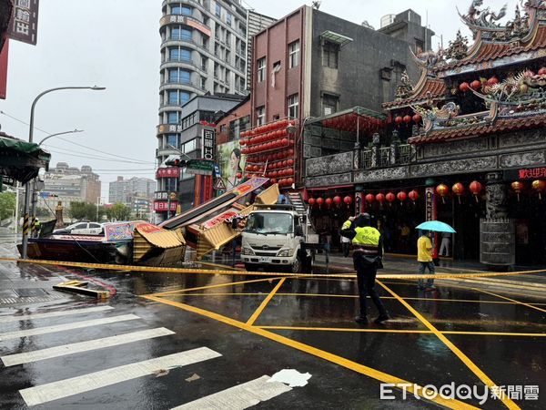 ▲板橋慈惠宮廟前牌樓遭強風吹垮。（圖／記者陳以昇翻攝，下同）