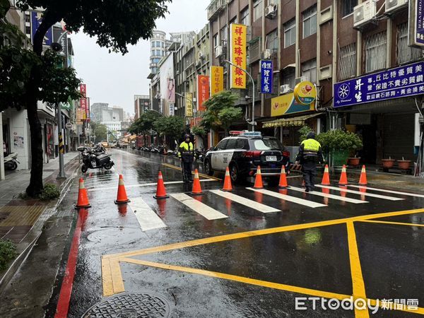 ▲板橋慈惠宮廟前牌樓遭強風吹垮。（圖／記者陳以昇翻攝，下同）