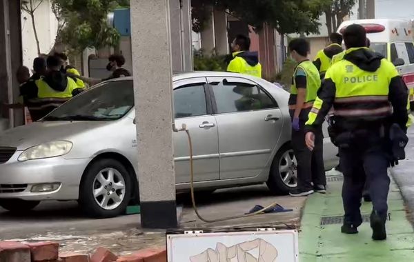 ▲颱風天暴走男朝人車亂砸。（圖／民眾提供）