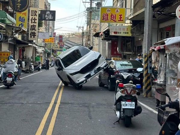 ▲颱風天暴走男朝人車亂砸。（圖／民眾提供）