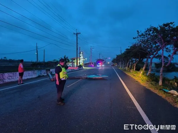 ▲▼  道路指示牌被強風吹倒朴警即時排除  。（圖／朴子分局提供）