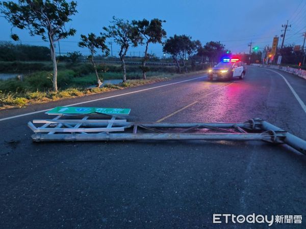 ▲▼  道路指示牌被強風吹倒朴警即時排除  。（圖／朴子分局提供）