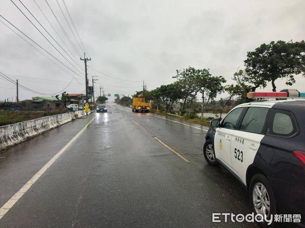 ▲▼  道路指示牌被強風吹倒朴警即時排除  。（圖／朴子分局提供）