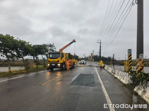 ▲▼  道路指示牌被強風吹倒朴警即時排除  。（圖／朴子分局提供）