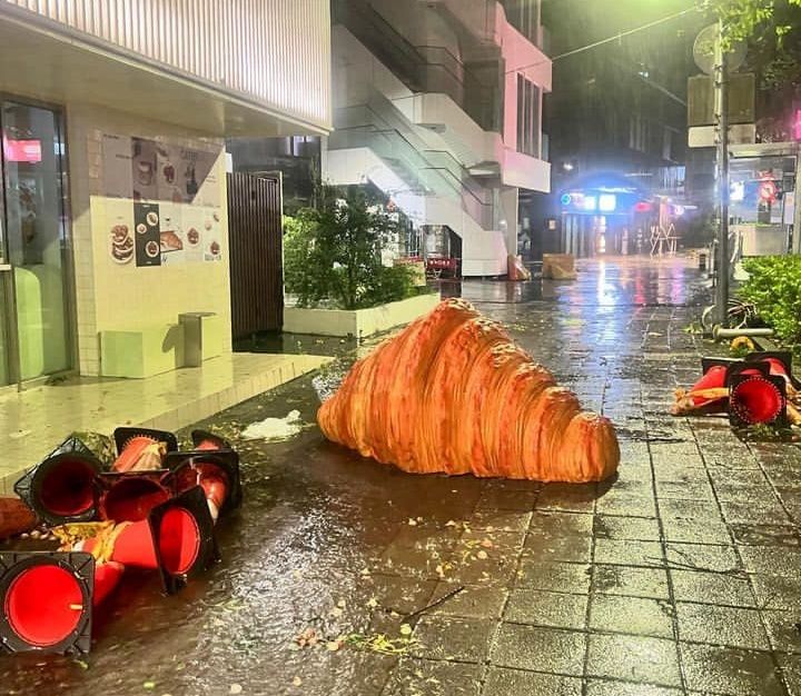 ▲台北市大安區一處人行道出現「超巨大可頌」。（圖／翻攝自Facebook／重機車友 ❘ 各區路況天氣、資訊分享中心）