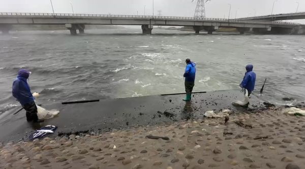 ▲不畏強風大浪，彰化3阿北到彰濱水域捕魚。（圖／民眾提供）