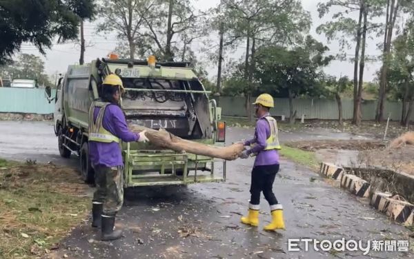 ▲強颱「康芮」來襲，大台南地區傳出有零星路樹倒伏、廣告招牌掉落等情況，市府獲報後立即動員所屬到場排除，迅速排除復原市容環境，確保市民安全。（圖／記者林東良翻攝，下同）