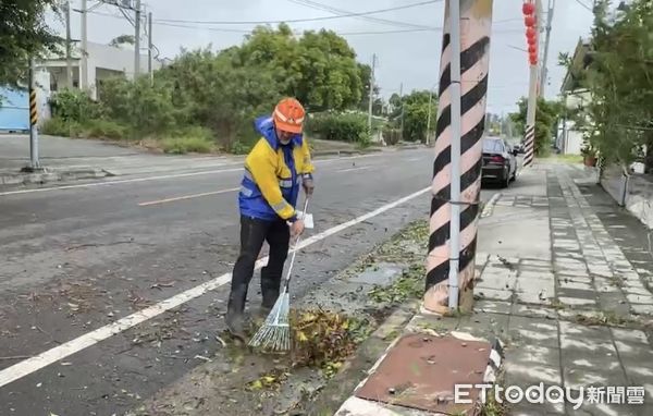 ▲強颱「康芮」來襲，大台南地區傳出有零星路樹倒伏、廣告招牌掉落等情況，市府獲報後立即動員所屬到場排除，迅速排除復原市容環境，確保市民安全。（圖／記者林東良翻攝，下同）