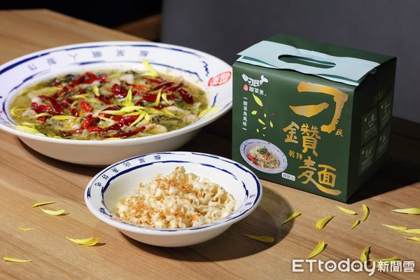 ▲人氣餐廳刁民酸菜魚新推出「刁鑽麵-酸菜魚風味乾拌麵」 。（圖／業者提供）