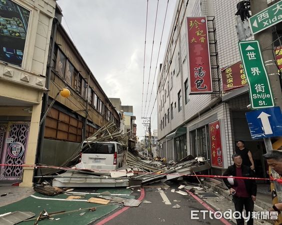 ▲▼康芮颳起強風　新竹「鐵皮裝飾牆」整片被吹掉  。（圖／記者陳凱力翻攝）