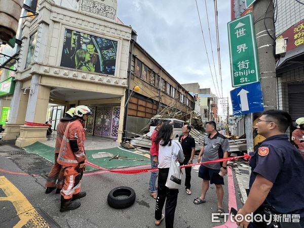 ▲▼康芮颳起強風　新竹「鐵皮裝飾牆」整片被吹掉  。（圖／記者陳凱力翻攝）