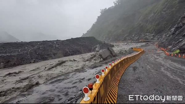 ▲▼荖濃溪水暴漲挾土石沖刷！明霸克露橋河床便道流失100m。（圖／記者賴文萱翻攝）