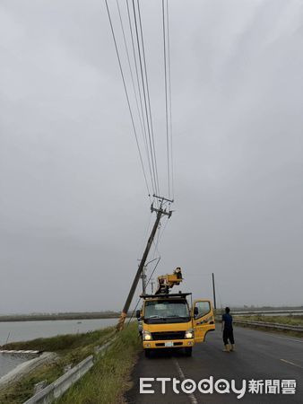 ▲台電台南區處工作人員全力搶修復電。（圖／記者林東良翻攝，下同）