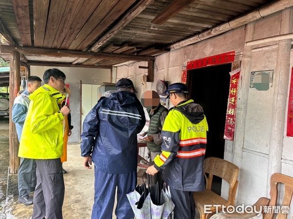 ▲▼  「康芮」颱風來勢兇兇 竹崎警消配合鄉公所撤離民眾 並搶通巨木擋路。（圖／竹崎分局提供）