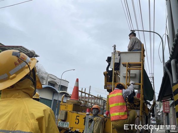 ▲▼康芮強風影響，釀高雄停電災情，台電人員冒風雨搶修。（圖／記者賴文萱翻攝）