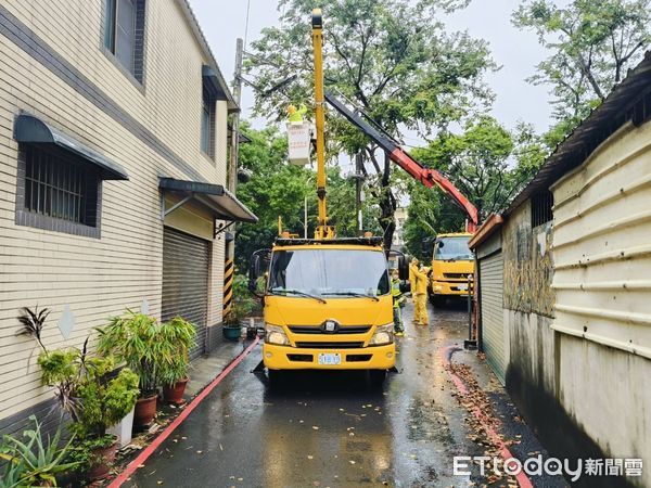 ▲▼康芮強風影響，釀高雄停電災情，台電人員冒風雨搶修。（圖／記者賴文萱翻攝）